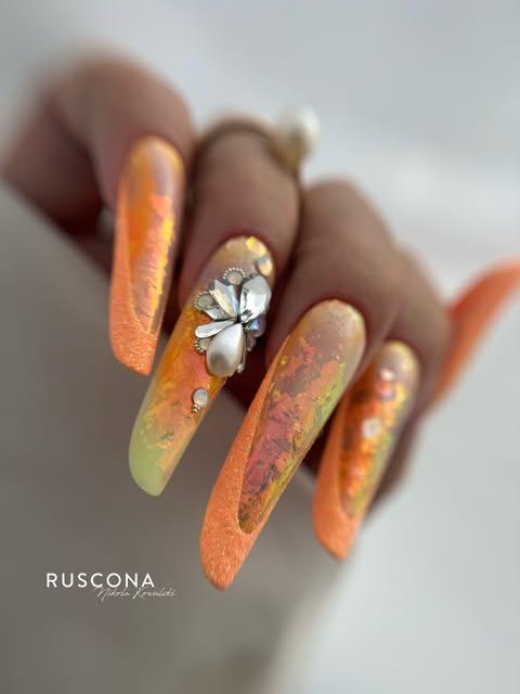 Výrazná oranžová modeláž s kamínky od Nikoly Kowalski