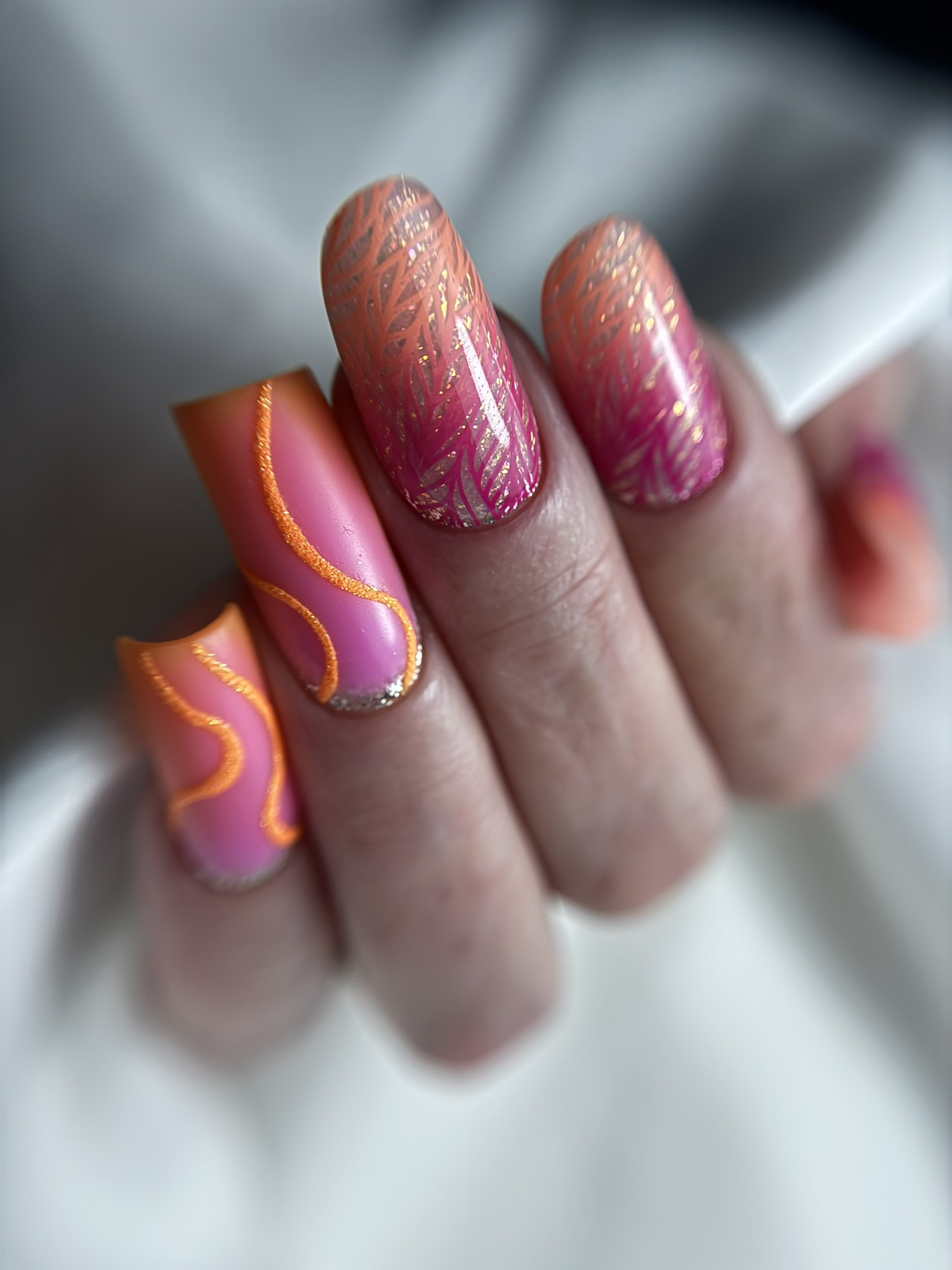 Růžovo-oranžová salonní modeláž square se zlatým zdobením od Nikoly Kowalski